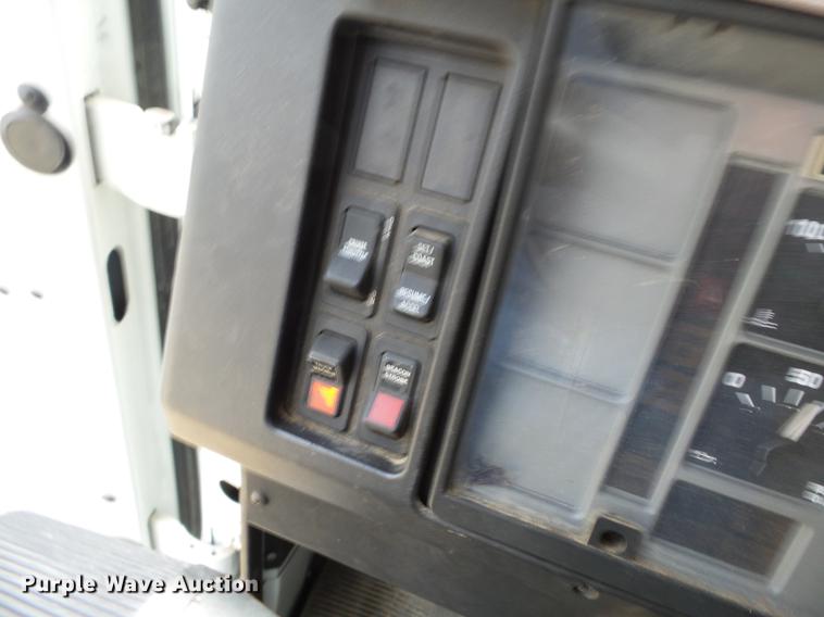 image for item DC6795 1999 International 4900 bucket truck