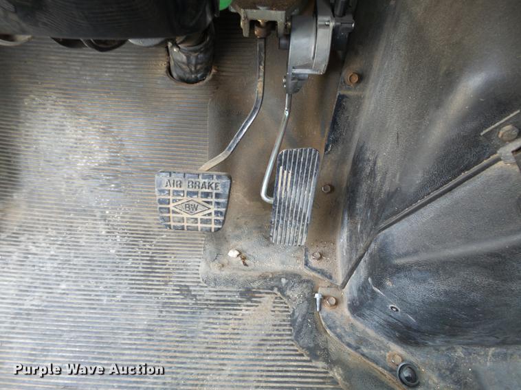 image for item DC6795 1999 International 4900 bucket truck