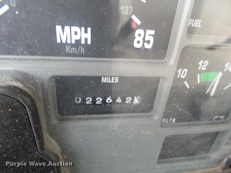 image for item DC6795 1999 International 4900 bucket truck