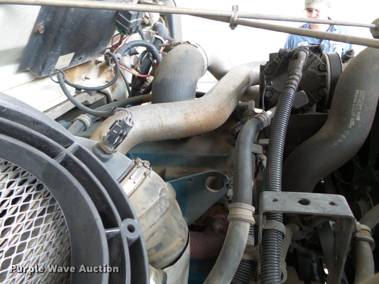 image for item DC6795 1999 International 4900 bucket truck