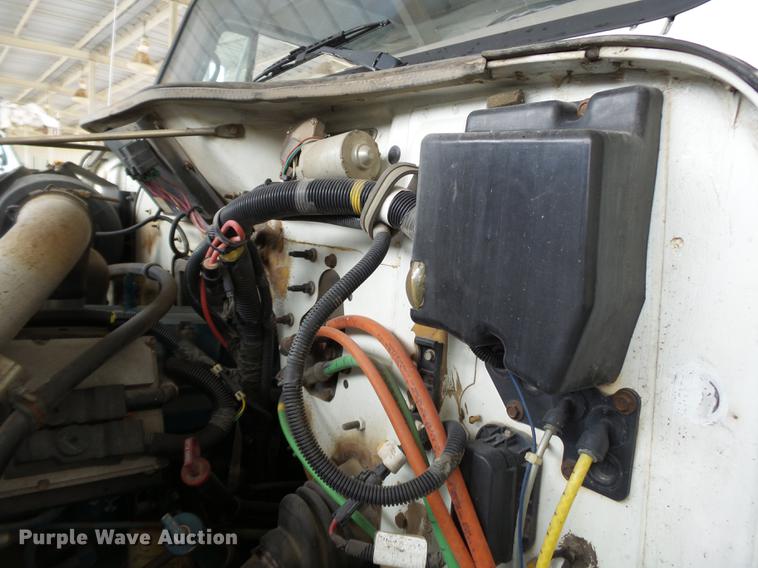 image for item DC6795 1999 International 4900 bucket truck