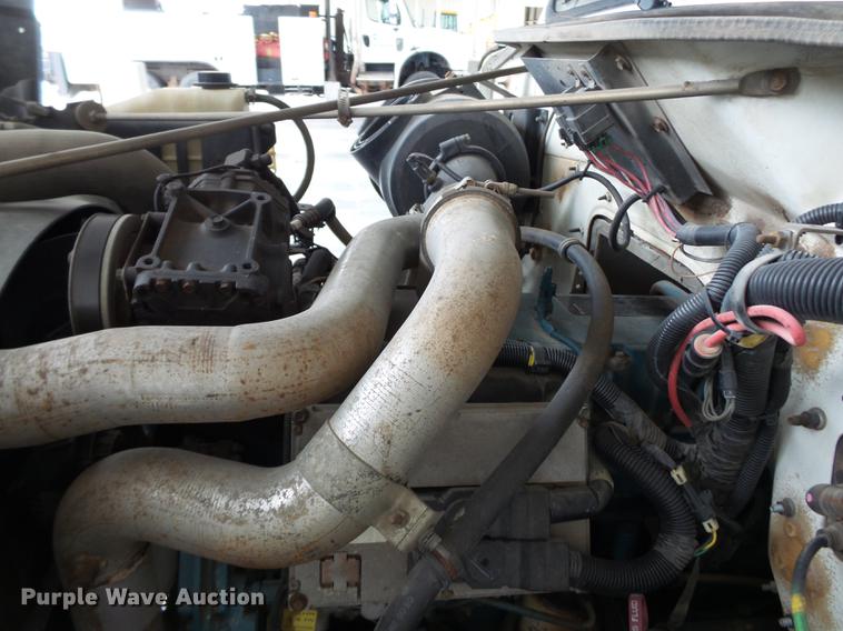 image for item DC6795 1999 International 4900 bucket truck