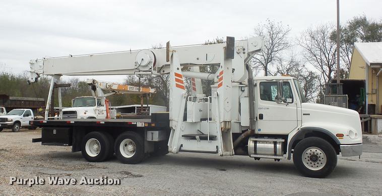 image for item DD9062 1999 Freightliner FL112 crane truck