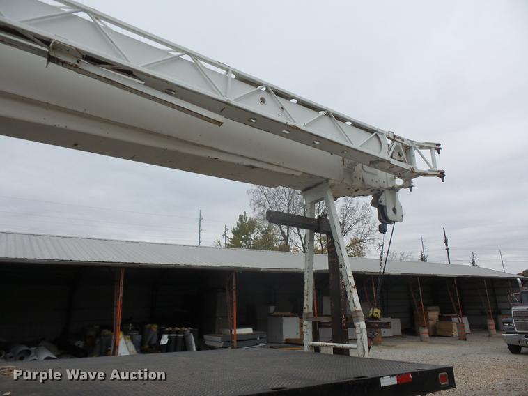 image for item DD9062 1999 Freightliner FL112 crane truck