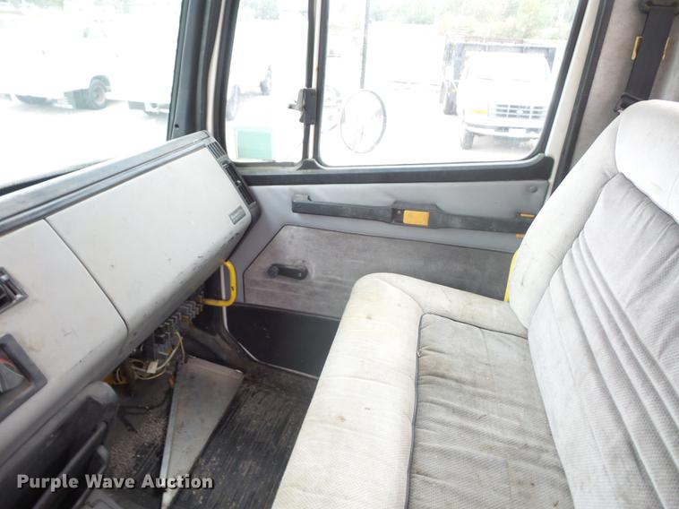 image for item DD9062 1999 Freightliner FL112 crane truck