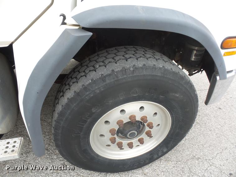 image for item DD9062 1999 Freightliner FL112 crane truck