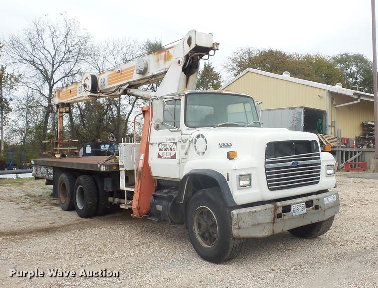 image for item DD9063 1989 Ford LT8000 crane truck