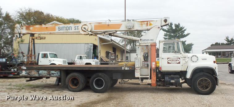 image for item DD9063 1989 Ford LT8000 crane truck