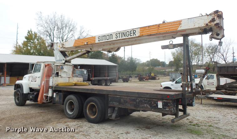 image for item DD9063 1989 Ford LT8000 crane truck