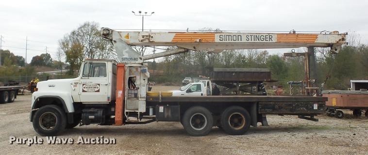 image for item DD9063 1989 Ford LT8000 crane truck