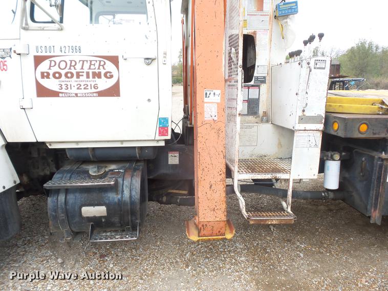 image for item DD9063 1989 Ford LT8000 crane truck
