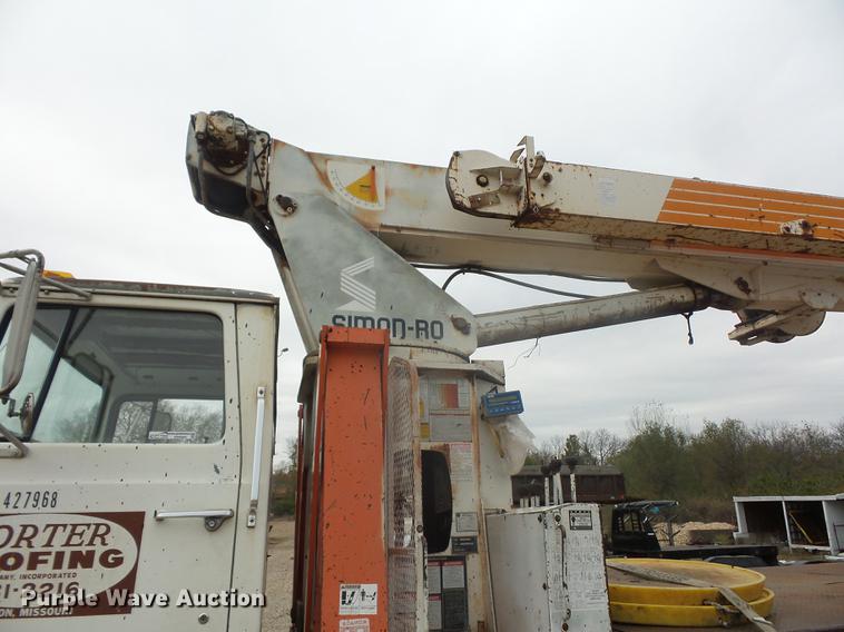 image for item DD9063 1989 Ford LT8000 crane truck