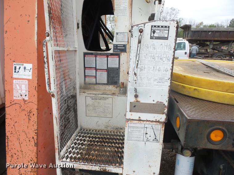 image for item DD9063 1989 Ford LT8000 crane truck