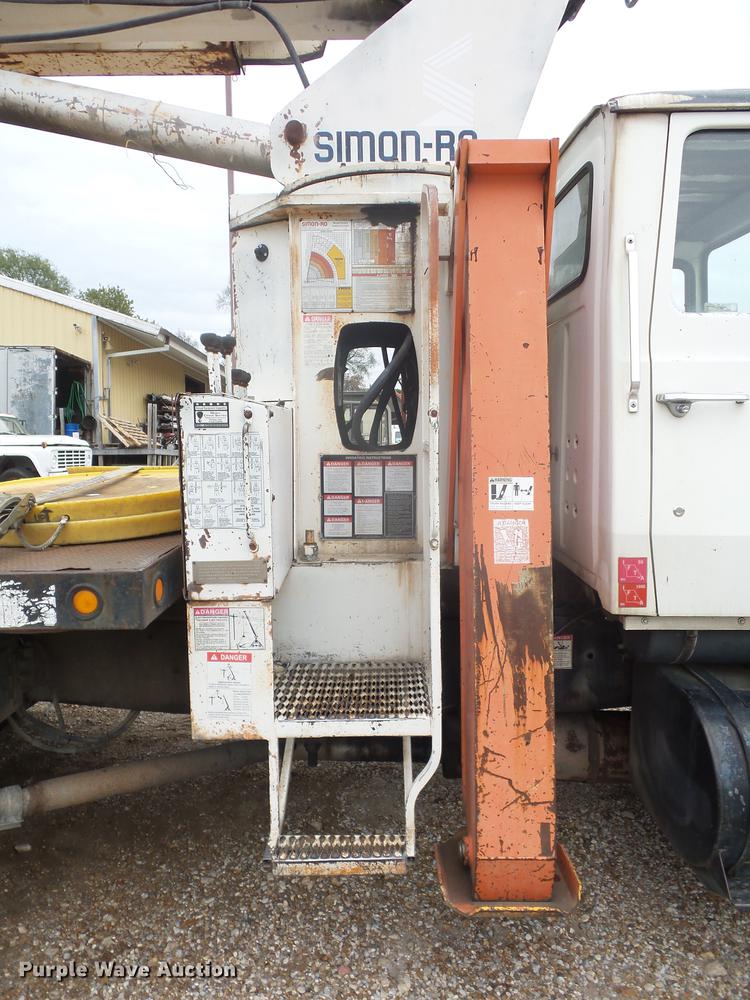 image for item DD9063 1989 Ford LT8000 crane truck