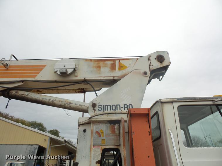 image for item DD9063 1989 Ford LT8000 crane truck