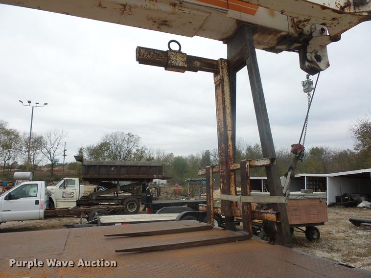 image for item DD9063 1989 Ford LT8000 crane truck