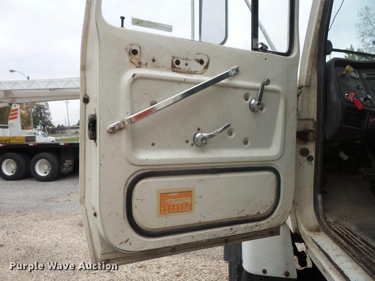 image for item DD9063 1989 Ford LT8000 crane truck