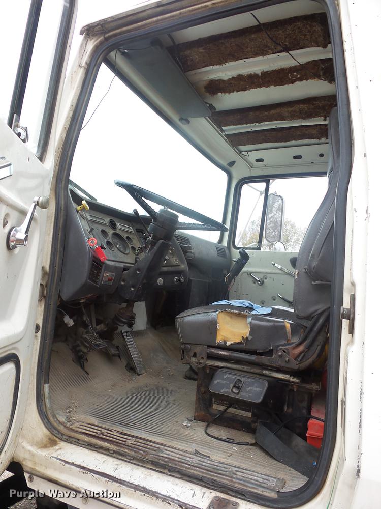 image for item DD9063 1989 Ford LT8000 crane truck