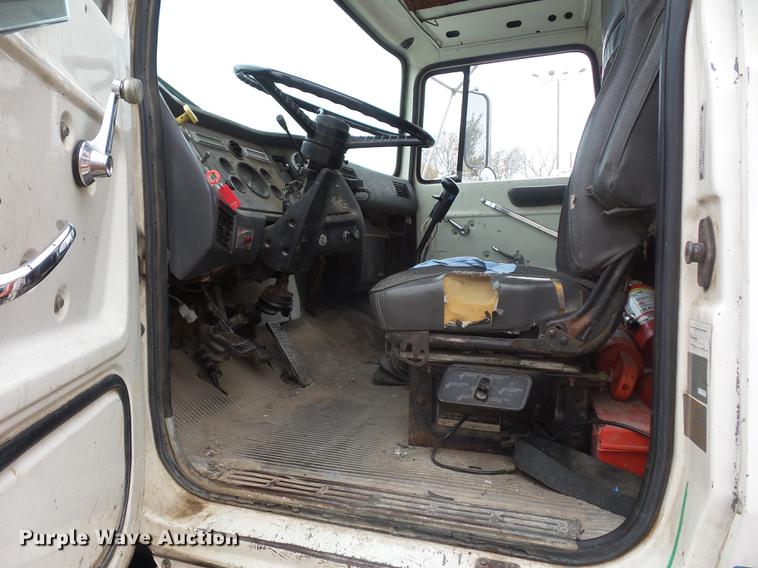 image for item DD9063 1989 Ford LT8000 crane truck