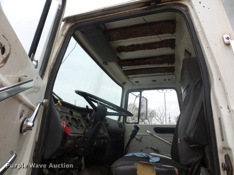 image for item DD9063 1989 Ford LT8000 crane truck