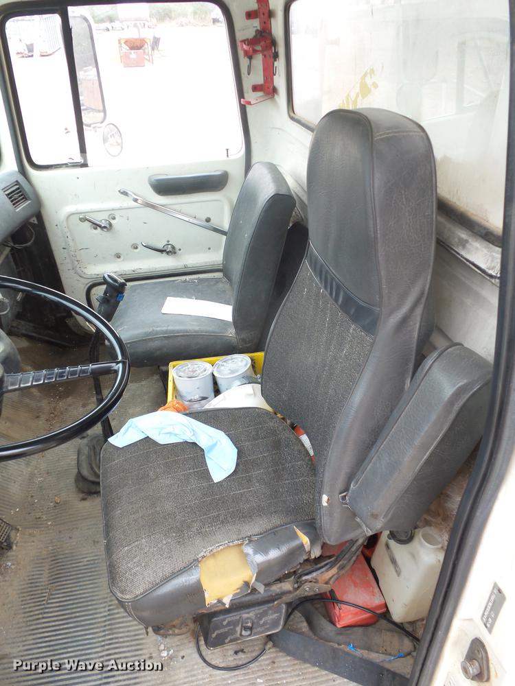 image for item DD9063 1989 Ford LT8000 crane truck