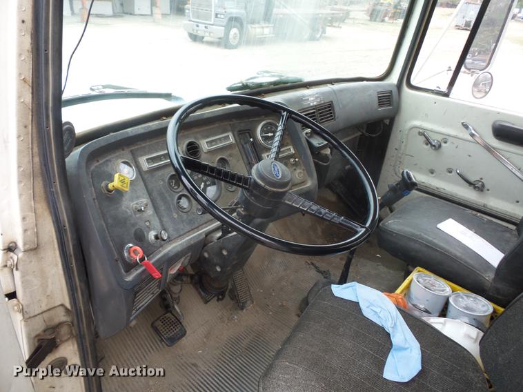 image for item DD9063 1989 Ford LT8000 crane truck