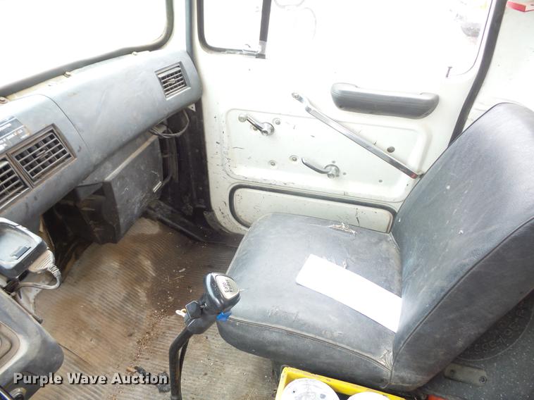 image for item DD9063 1989 Ford LT8000 crane truck