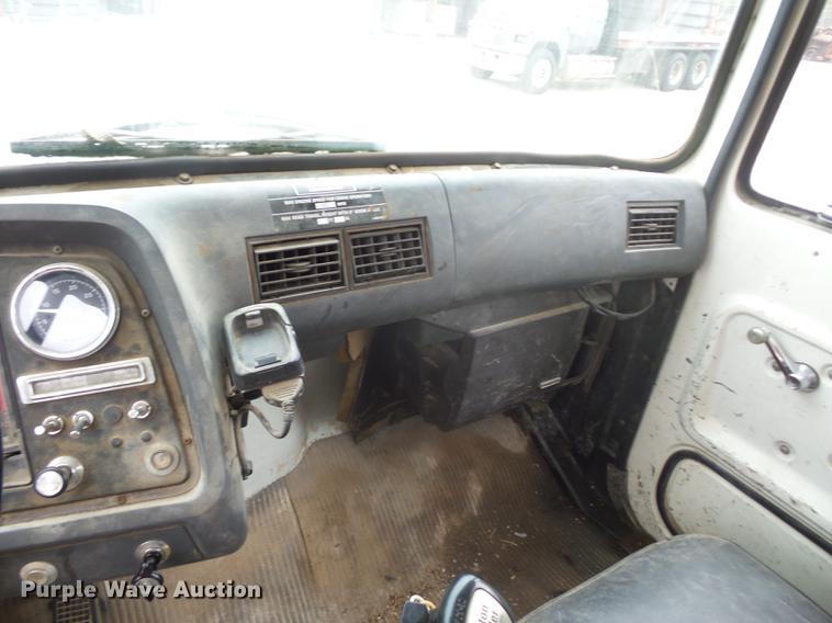 image for item DD9063 1989 Ford LT8000 crane truck