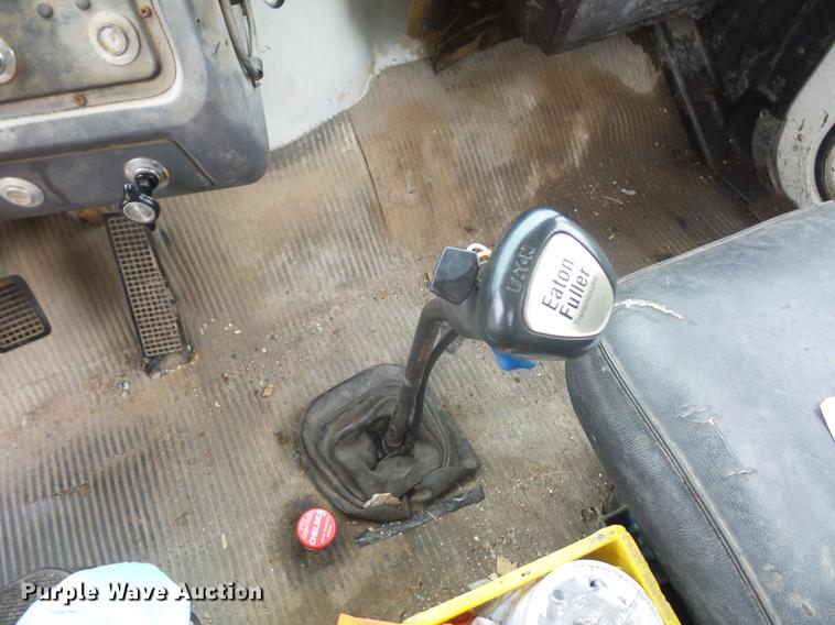 image for item DD9063 1989 Ford LT8000 crane truck