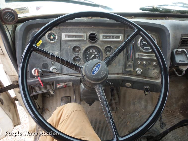 image for item DD9063 1989 Ford LT8000 crane truck