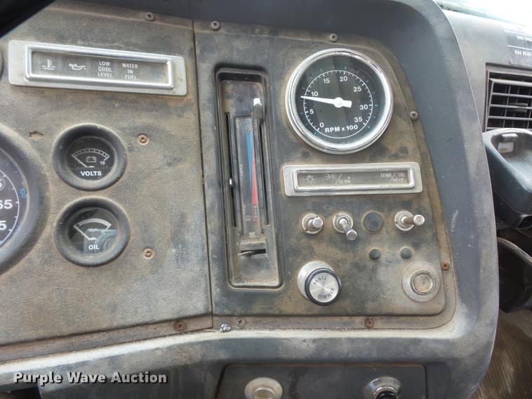 image for item DD9063 1989 Ford LT8000 crane truck