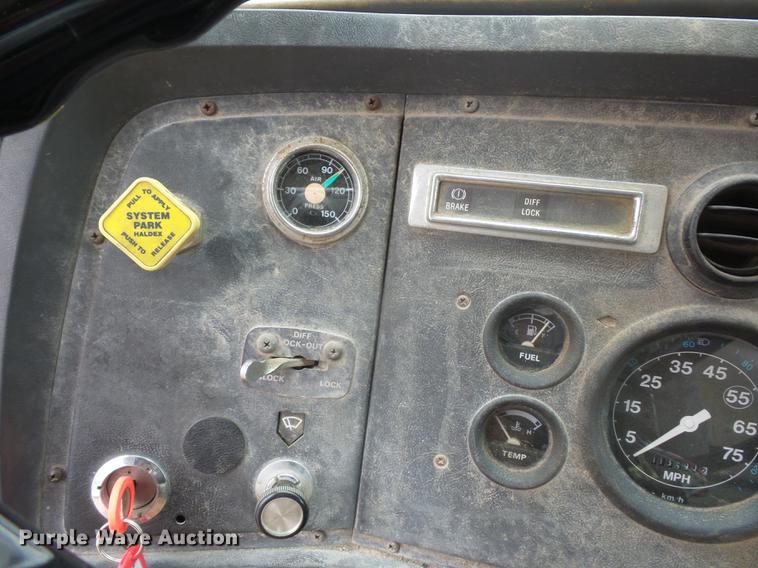 image for item DD9063 1989 Ford LT8000 crane truck