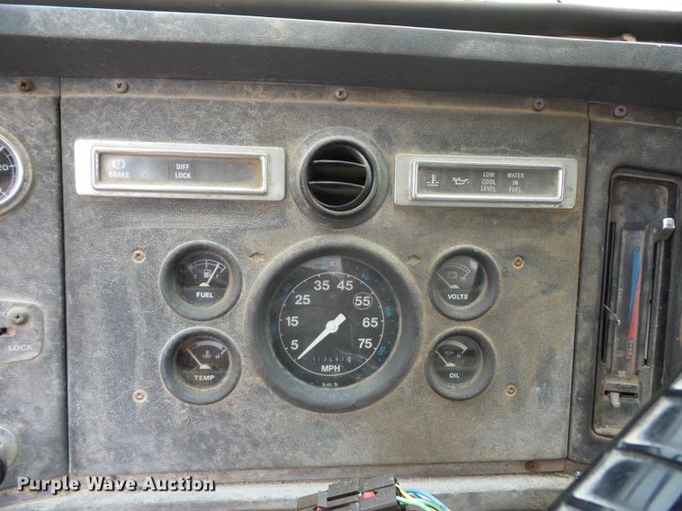 image for item DD9063 1989 Ford LT8000 crane truck