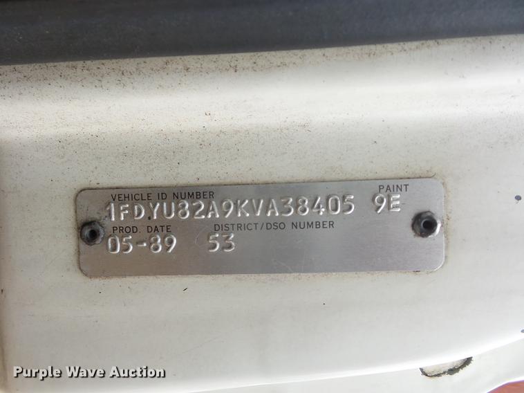 image for item DD9063 1989 Ford LT8000 crane truck