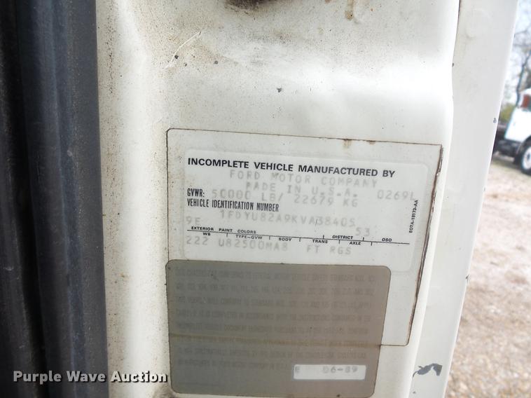 image for item DD9063 1989 Ford LT8000 crane truck