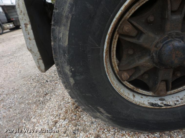 image for item DD9063 1989 Ford LT8000 crane truck