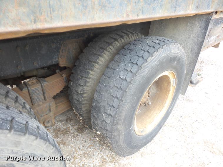 image for item DD9063 1989 Ford LT8000 crane truck