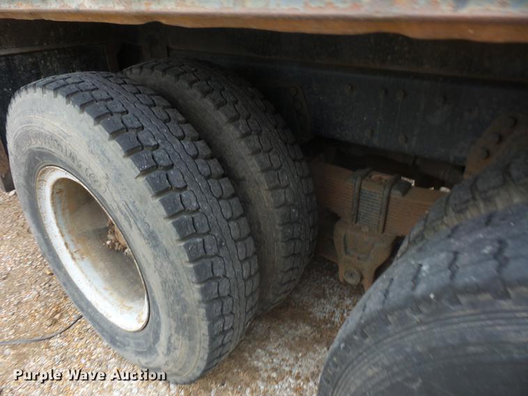 image for item DD9063 1989 Ford LT8000 crane truck