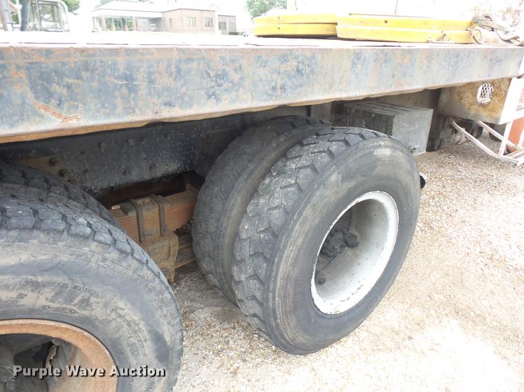image for item DD9063 1989 Ford LT8000 crane truck