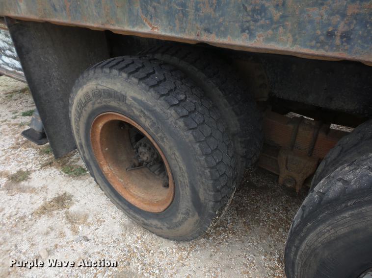 image for item DD9063 1989 Ford LT8000 crane truck