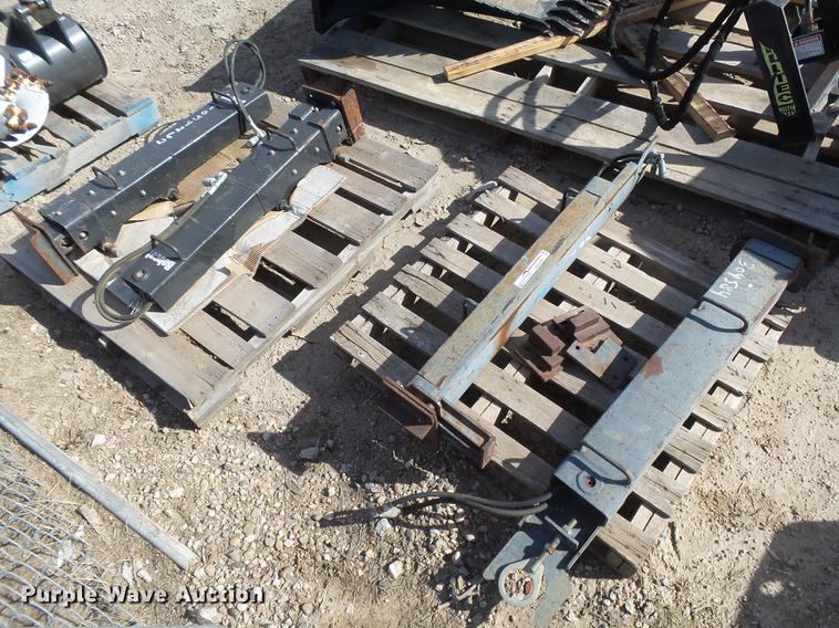 image for item DE9192 (2) Bobcat stabilizers