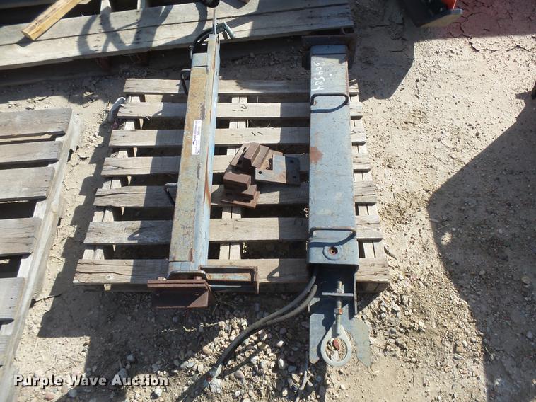 image for item DE9192 (2) Bobcat stabilizers