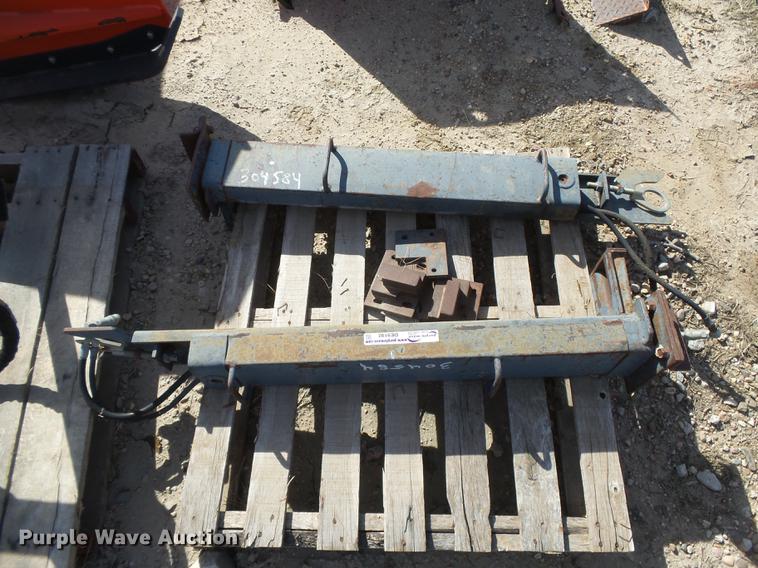 image for item DE9192 (2) Bobcat stabilizers