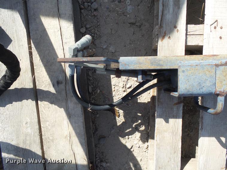 image for item DE9192 (2) Bobcat stabilizers