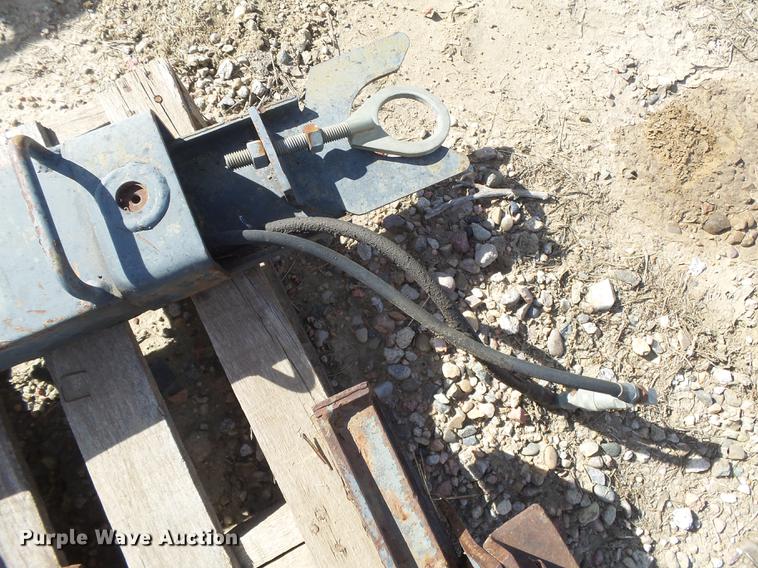 image for item DE9192 (2) Bobcat stabilizers