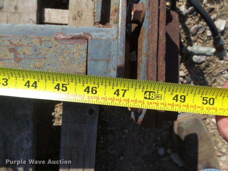 image for item DE9192 (2) Bobcat stabilizers