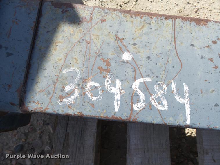 image for item DE9192 (2) Bobcat stabilizers