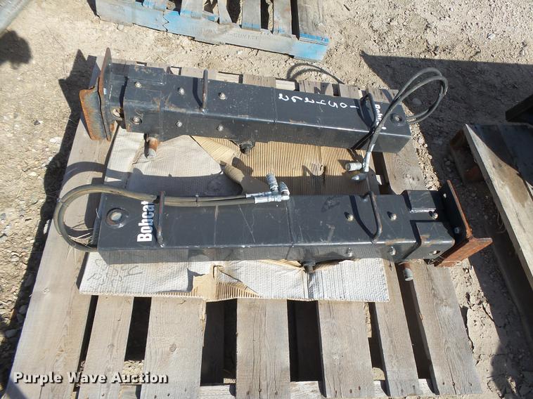 image for item DE9192 (2) Bobcat stabilizers