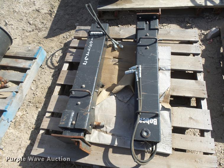 image for item DE9192 (2) Bobcat stabilizers