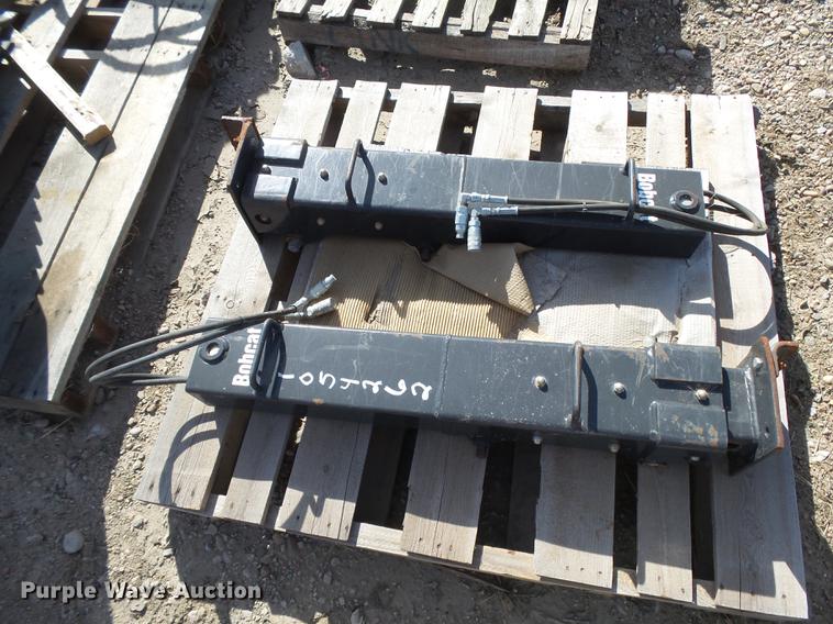 image for item DE9192 (2) Bobcat stabilizers